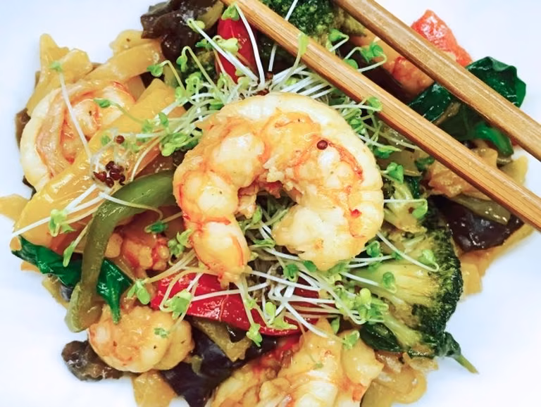 Szybko orientalny makaron stir fry