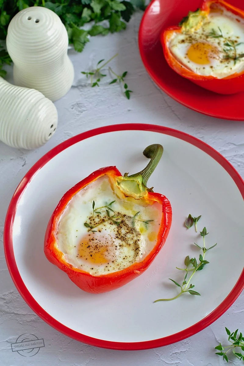 Papryka zapiekana z jajkiem i mozzarellą
