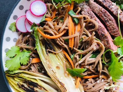 SAŁATKA Z MAKARONU SOBA ZE STEKIEM