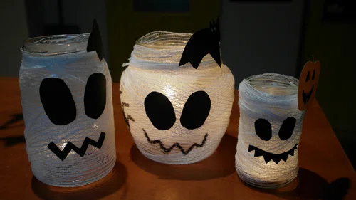 Lampiony na Halloween z bandaży i słoików