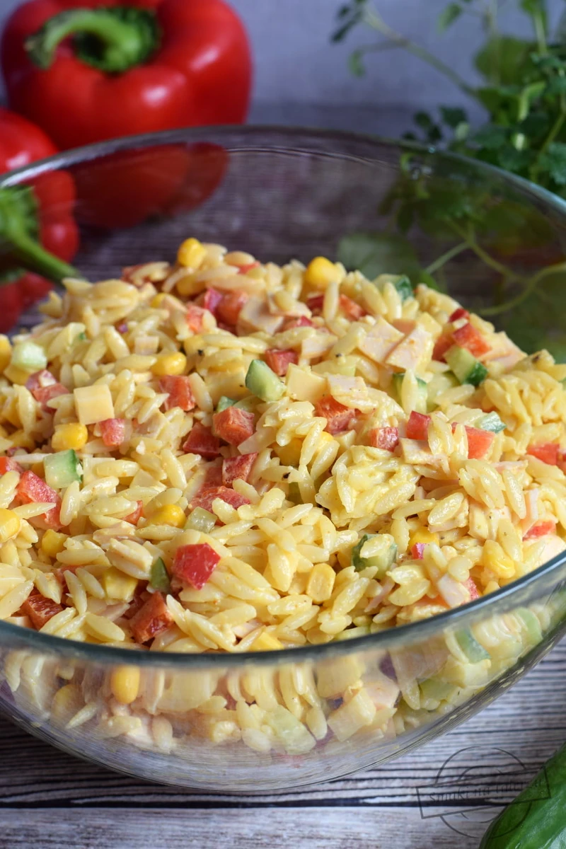 Sałatka z makaronem ryżowym (orzo)