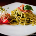 Spaghetti z pesto z rukoli i szynką westfalską