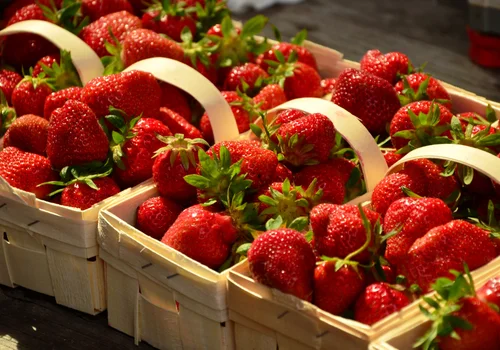 Truskawki z bazarków bezpieczniejsze niż z marketów!? Wyniki badań zaskakują!