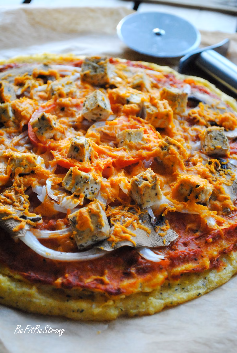 Pizza na spodzie z polenty z domowym sosem pomidorowym (również w wersji wegańskiej)