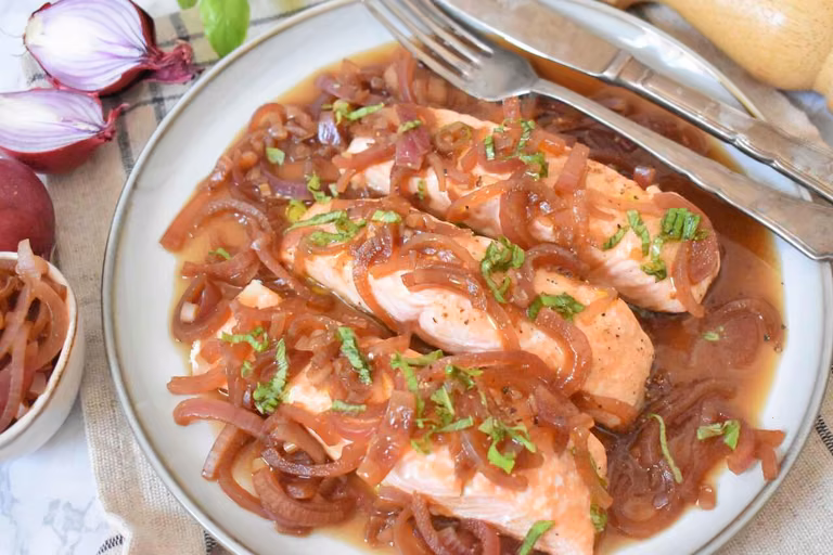 Łosoś z karmelizowaną cebulką z octem balsamicznym