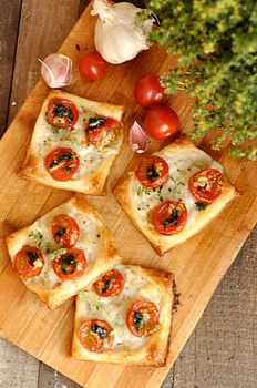 Mini pizze z ciasta francuskiego