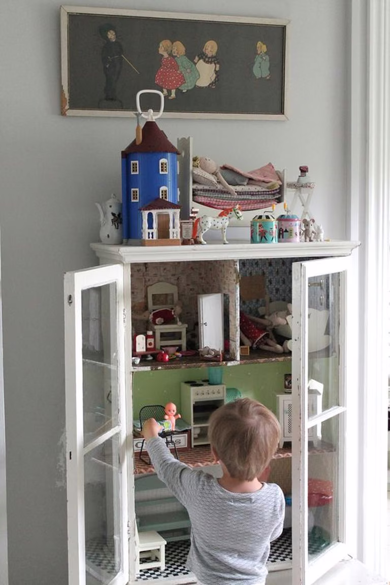 Domek dla lalek w starej szafce-DIY
