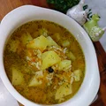 Zupa marchwianka z ziemniakami i ryżem oraz dodatkiem soku ogórkowego