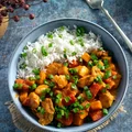 Curry z kurczakiem, batatem, papryką i kalafiorem