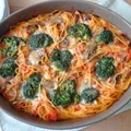 Spaghetti zapiekane z sosie śmietanowo-pomidorowym z brokułami, szynką i pieczarkami
