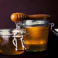 Miód manuka: Skąd pochodzi, jak działa, jaki miód kupować