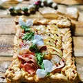 Tarta z gruszką, oscypkiem i prosciutto