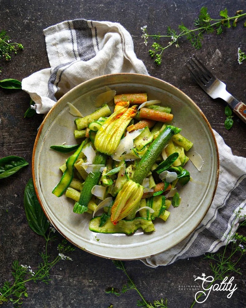Makaron z kwiatami cukinii i pesto