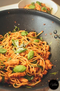 Makaron z czerwonym pesto, kurczakiem i rukolą