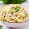 Sałatka jarzynowa jak u mamy. Jedna przyprawa zmienia wszystko!
