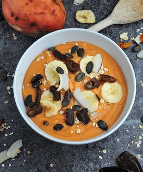 Batatowo-bananowe smoothie bowl