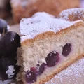 Puszyste ciasto z winogronami i cynamonem