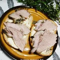 Szynka wieprzowa pieczona w naczyniu żaroodpornym