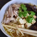 Ramen z kurczakiem i wędzonym tofu