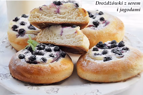 Drożdżówki z serem i jagodami
