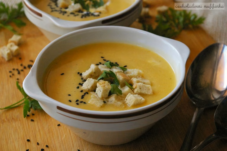 Pikantna zupa dyniowa z ziołami i parmezanem