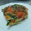 Fritatta ze szparagami i pomidorami.