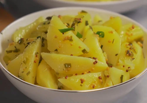 Ta sałatka wygląda zwyczajnie, jednak jej smak zachwyca! Dodaj jeden nietypowy składnik i zaskocz gości