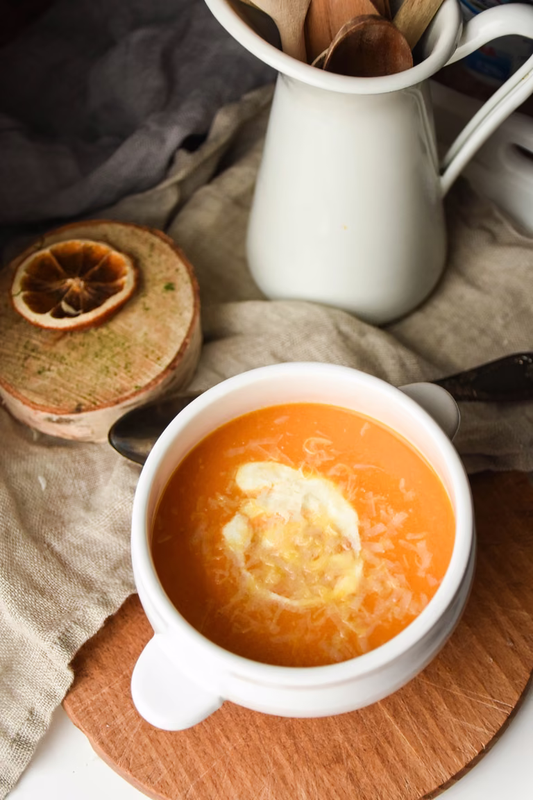 zupa z pieczonej marchewki z parmezanem
