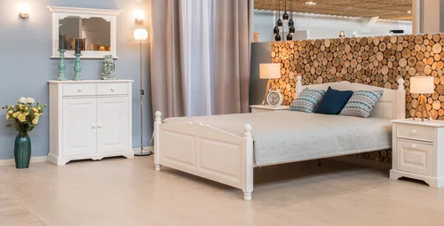 Przytulna sypialnia - drewniane meble w śnieżno białym kolorze