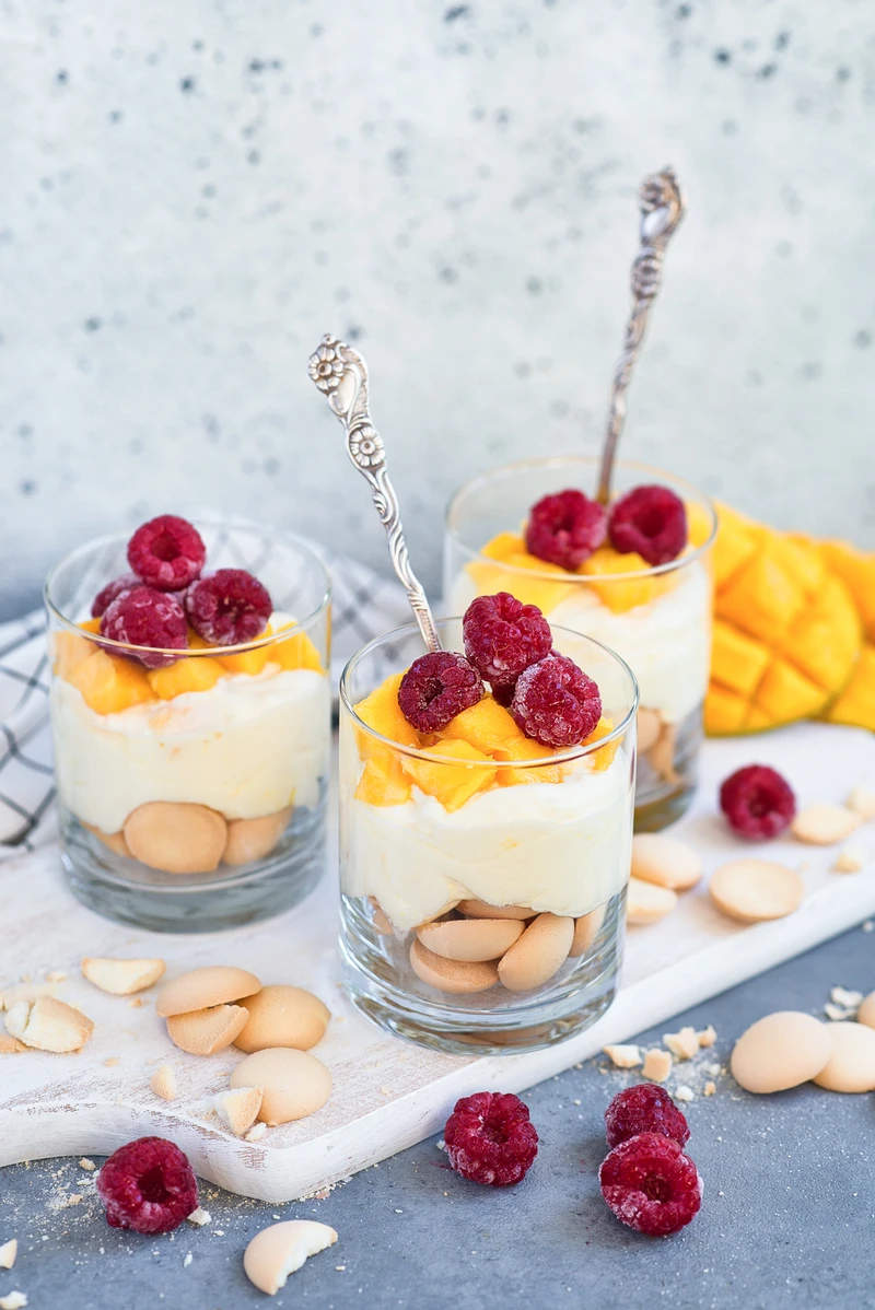 Puszysty deser z mango i malinami