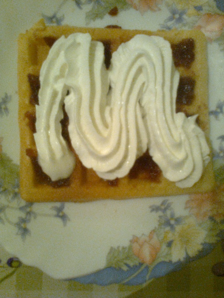 Gofry ze śmietaną i dżemem