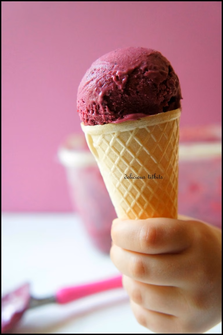 Lody z czarnej porzeczki