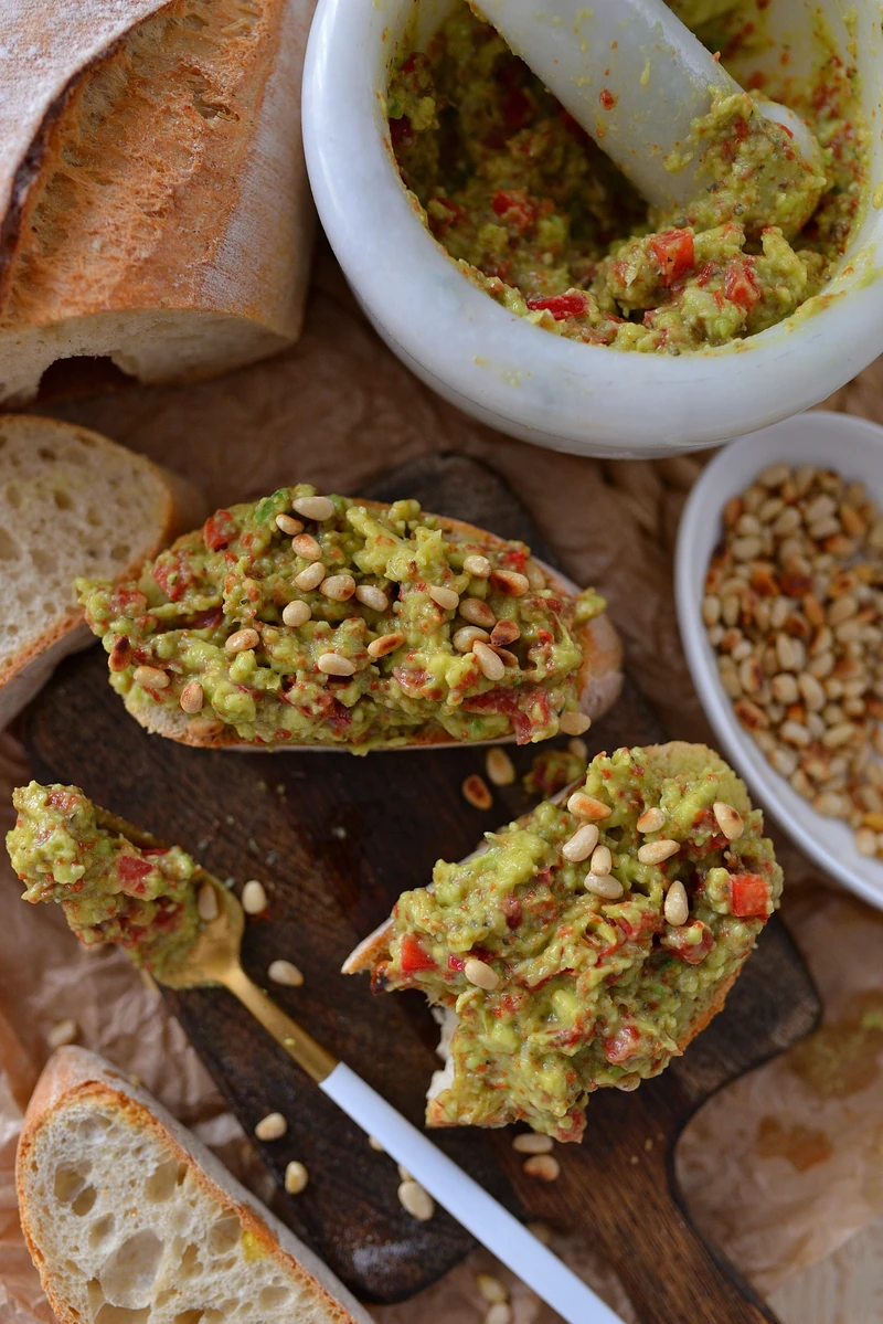 GUACAMOLE Z POMIDORAMI, PAPRYKĄ I PRAŻONYMI ORZESZKAMI PINI!