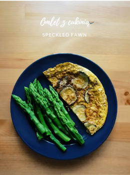 Omlet z cukinią i szparagami