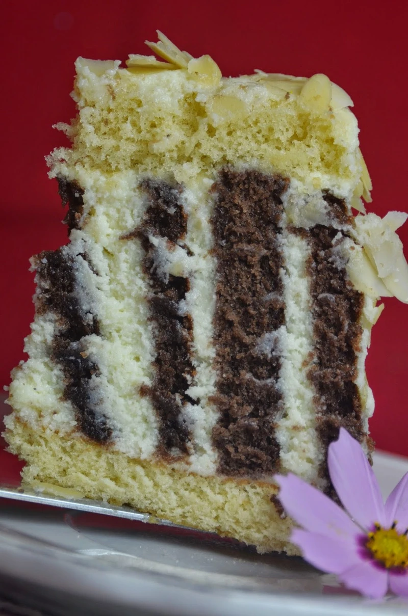 TORT ZEBRA, ŚMIETANKOWO - MIGDAŁOWY