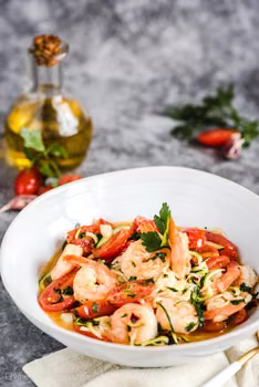 Krewetki z czosnkiem i pomidorkami ze spaghetti cukiniowym