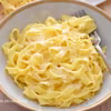 Fettuccine Alfredo - makaron z maślanym sosem i parmezanem