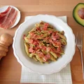 Makaron z salsą z awokado, suszonymi pomidorami i szynką parmeńską
