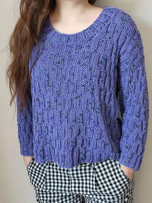 Fioletowy sweterek na drutach