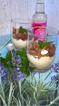 Waniliowo-różany pucharek z owocami i musli