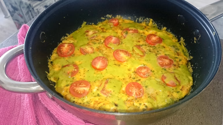 Fit śniadanie: omlet z pomidorkami koktajlowymi i serem basilis