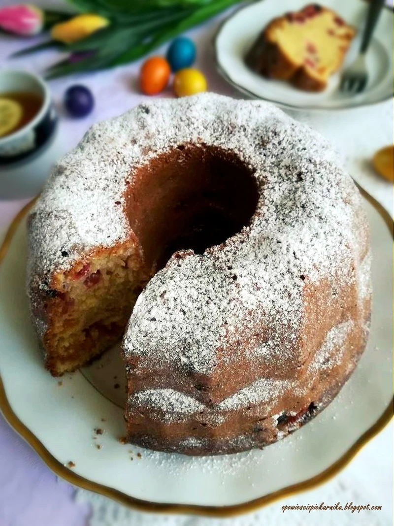 Migdałowa babka z żurawiną i morelami