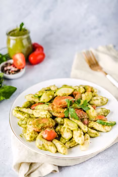 Gnocchi di ricotta  z pesto i pomidorkami koktajlowymi