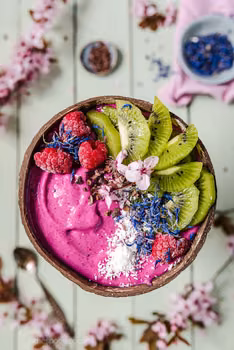Różowy smoothie bowl z wiśniami i pitają