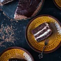 Tort czekoladowo-kawowy z powidłami