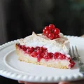 Tarta z porzeczkami, bezą i budyniem – Kardamonowy