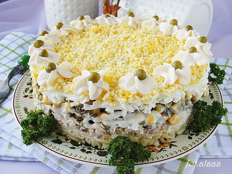 Sałatkowy tort z tuńczykiem