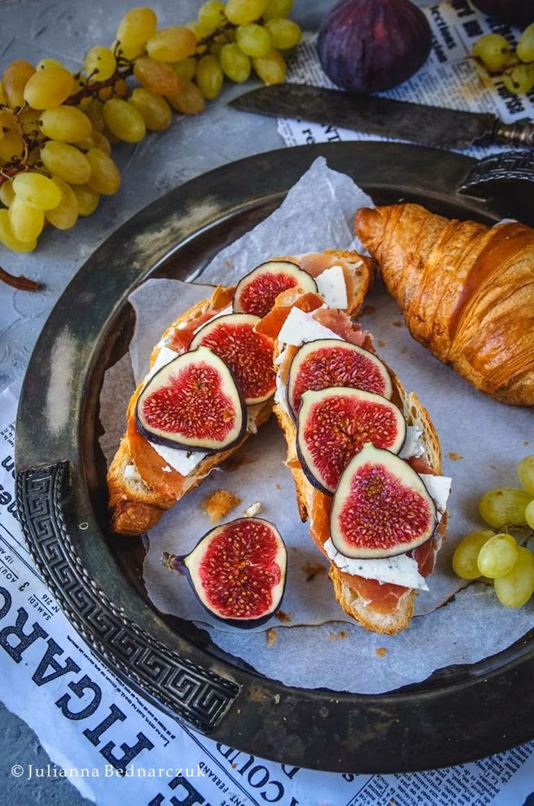 Croissant z szynką, serem i figami
