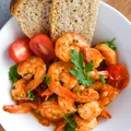 Krewetki w pomidorkach z chorizo