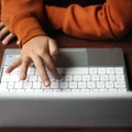 Ministerstwo Edukacji zmienia strategię: Koniec z laptopami dla uczniów